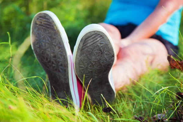 Růžové tenisky na dívce nohy na trávě — Stock fotografie