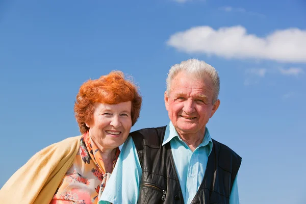 Ευτυχισμένο ηλικιωμένο ζευγάρι ερωτευμένο — Φωτογραφία Αρχείου