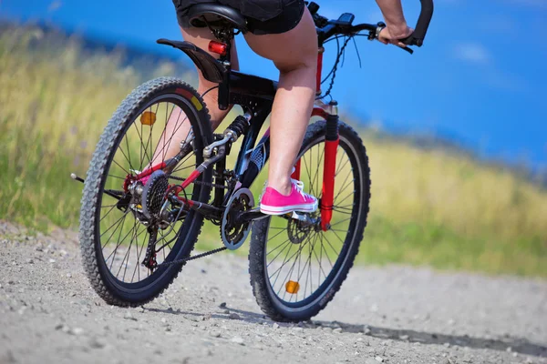 Mulher ativa em uma bicicleta — Fotografia de Stock