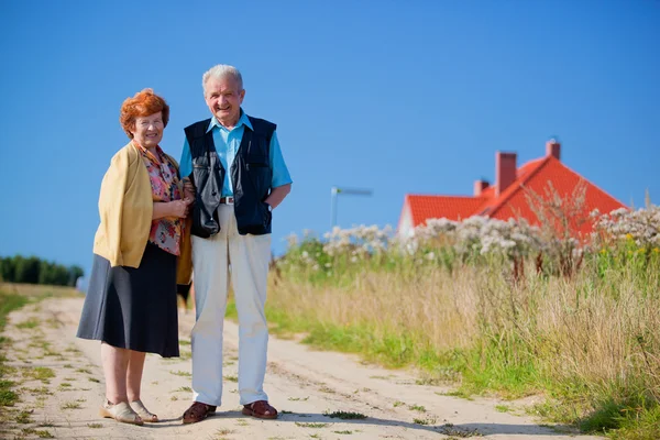 Boldog idősebb pár és a ház — Stock Fotó
