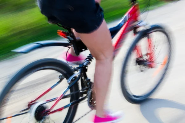 活动女人骑自行车 — 图库照片