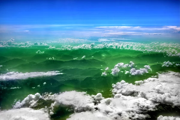 Kabarık beyaz bulutlar gökyüzünde yüksek — Stok fotoğraf