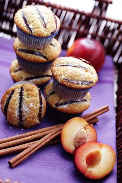 Muffins mit Pflaumen — Stockfoto