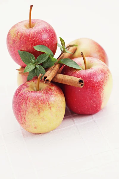 Яблоки с мятой — стоковое фото