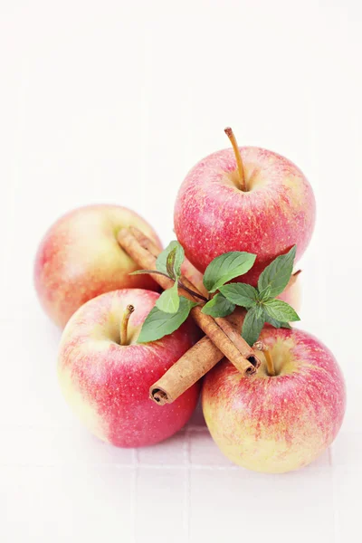 Яблоки с мятой — стоковое фото