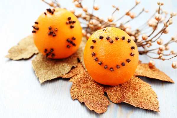 Apelsiner med nejlikor — Stockfoto