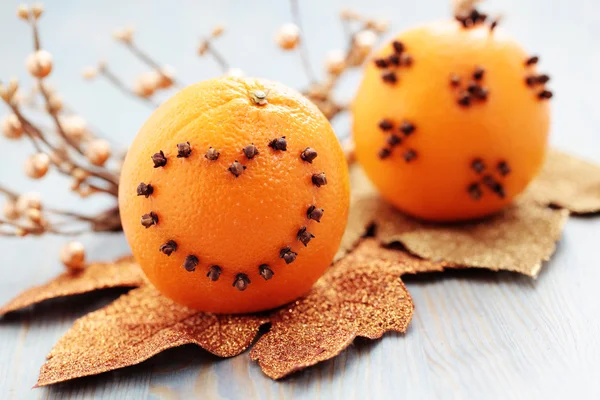 Naranjas con clavo —  Fotos de Stock
