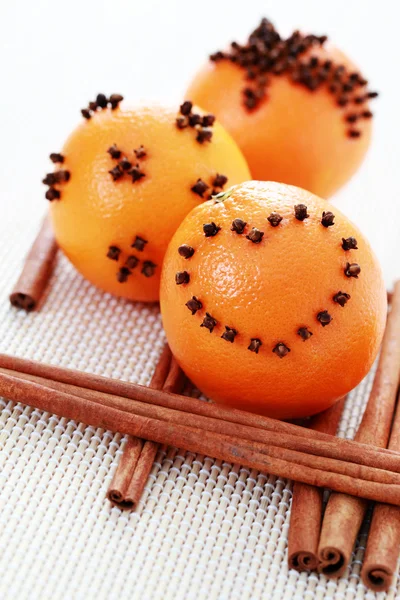 Naranjas con clavo —  Fotos de Stock