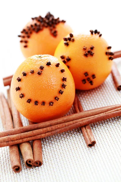 Naranjas con clavo — Foto de Stock