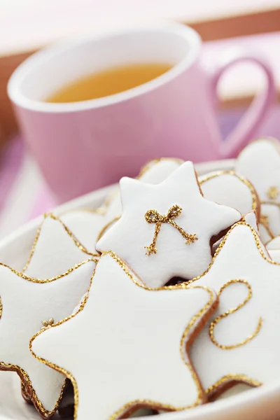 与 gingerbreads 茶 — 图库照片