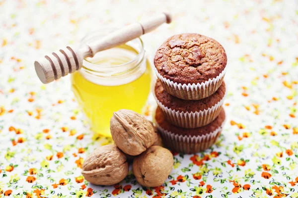 Muffin dióval és mézzel — Stock Fotó