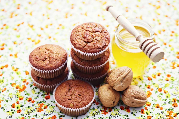 Muffin con noci e miele — Foto Stock