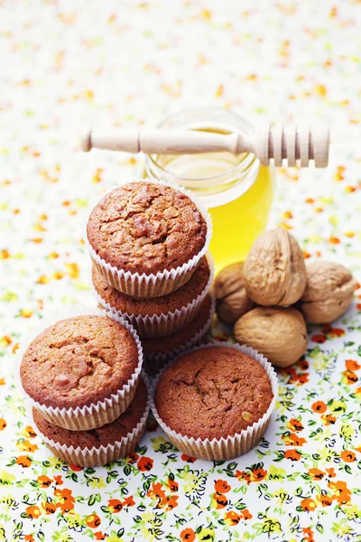 Muffins com nozes e mel — Fotografia de Stock
