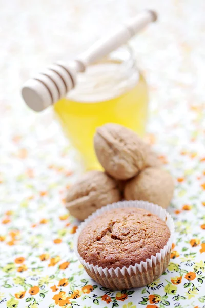 Muffin dióval és mézzel — Stock Fotó