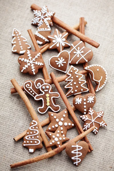 Gingerbreads 与肉桂 — 图库照片