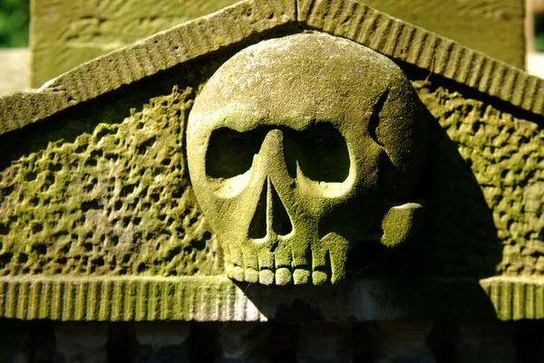 Vieux crâne de pierre du cimetière — Photo