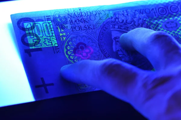 100 злотых польских банкнот в ультрафиолетовом свете — стоковое фото