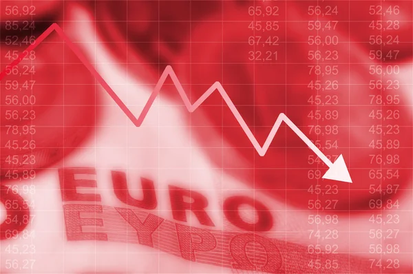 Graphique en flèche descendant et la monnaie en euros en arrière-plan — Photo