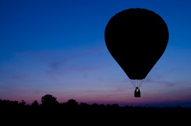 gün batımı bir arka plan üzerinde balon silüeti.