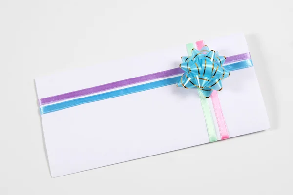 Um envelope decorado com fitas coloridas — Fotografia de Stock