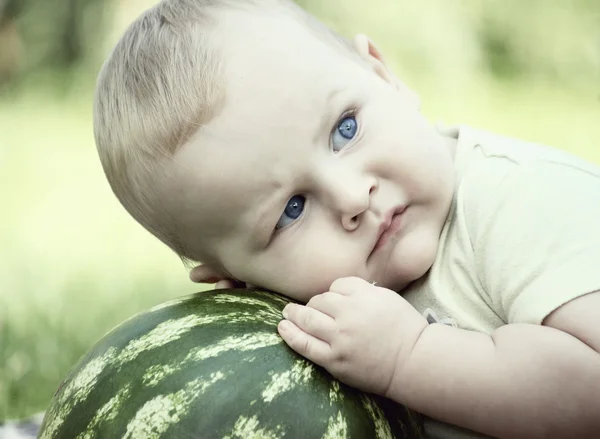 Małe dziecko z arbuza na zewnątrz — Zdjęcie stockowe
