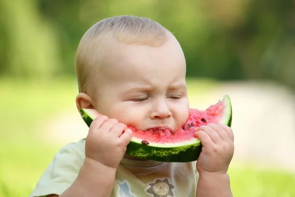 Małe dziecko jedzenie arbuza na zewnątrz — Zdjęcie stockowe