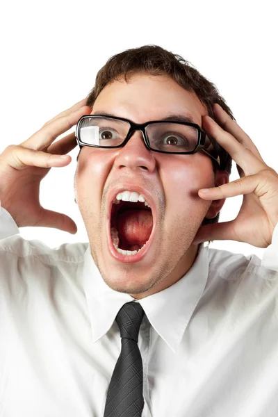 Giovane impiegato in occhiali pazzo da stress urlando isolato su bianco — Foto Stock