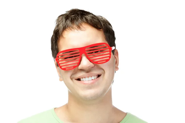 Homens sorridentes em óculos de sol vermelhos isolados em fundo branco — Fotografia de Stock