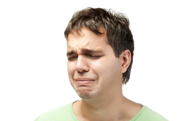 Porträt eines weinenden jungen Mannes isoliert auf weißem Hintergrund — Stockfoto