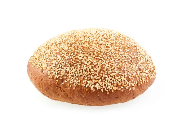 Pão castanho com sésamo isolado sobre fundo branco — Fotografia de Stock