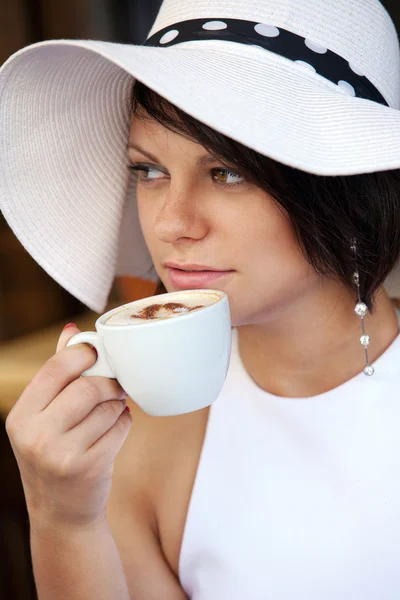 Mooie dame met koffiekopje — Stockfoto