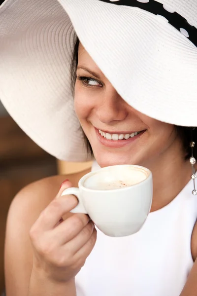 Mooie dame met koffiekopje — Stockfoto