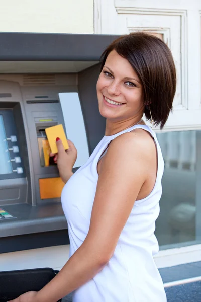 Woman withdrawing money from credit card at ATM — Stock Photo, Image