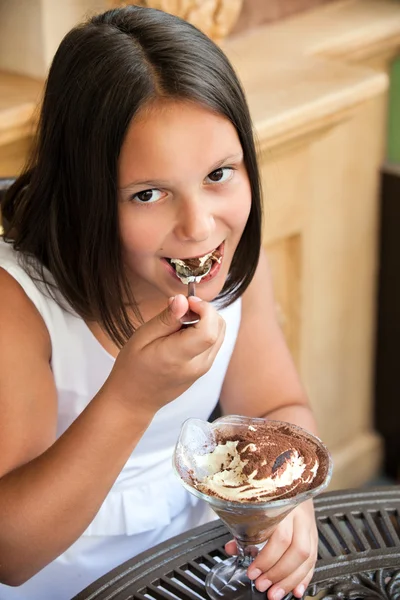 Criança adorável com sorvete no café — Fotografia de Stock