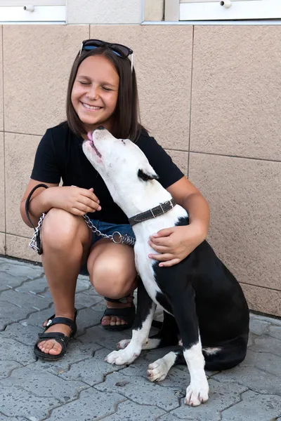 Chica feliz con su amigo de cuatro patas — Foto de Stock
