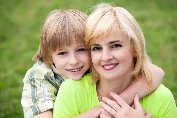 Mutlu anne ile oğlu Parkı — Stok fotoğraf