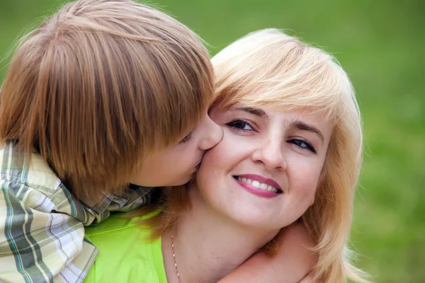 Щаслива мати з сином в парку — стокове фото