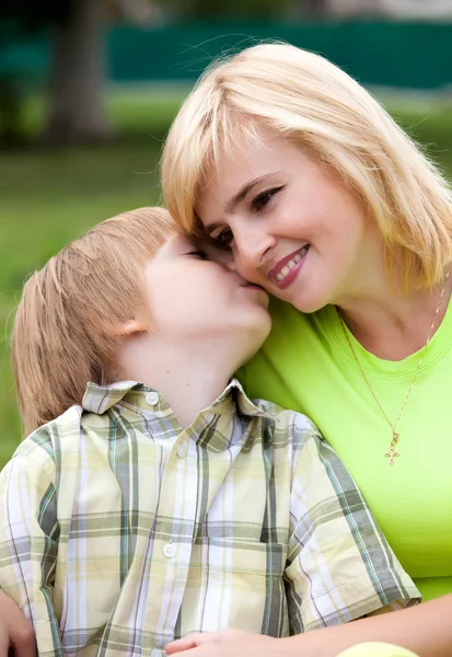Ευτυχισμένη μητέρα με το γιο του στο πάρκο — Φωτογραφία Αρχείου