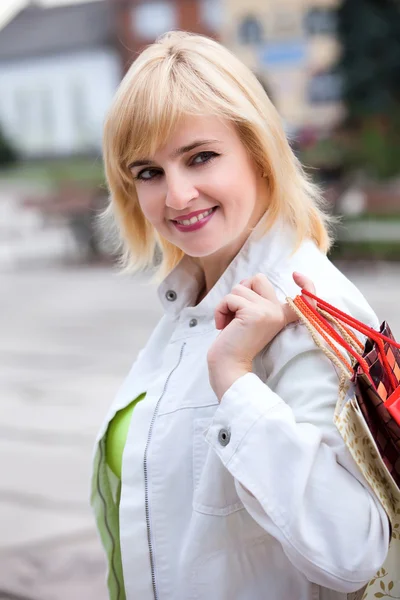 Красивая девушка с сумкой для покупок — стоковое фото