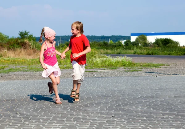 Glad lite barn körs i street — Stockfoto