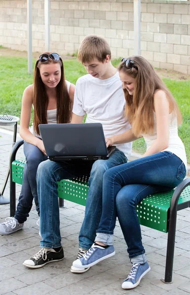 Grupp av studenter utomhus — Stockfoto