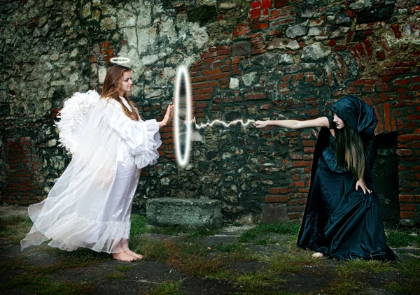 Волшебная битва между ведьмой и ангелом — стоковое фото