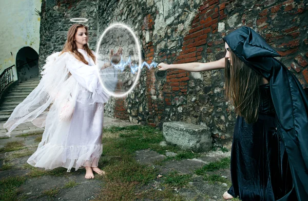 Zauberhafter Kampf zwischen Hexe und Engel — Stockfoto