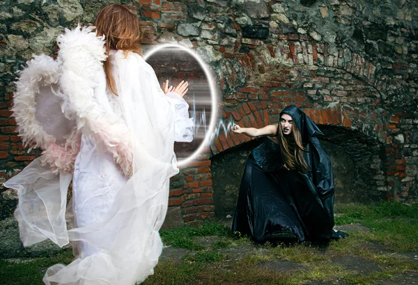 Zauberhafter Kampf zwischen Hexe und Engel — Stockfoto