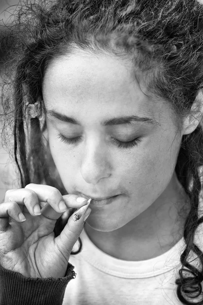 Dramatický portrét dospívající kouření — Stock fotografie
