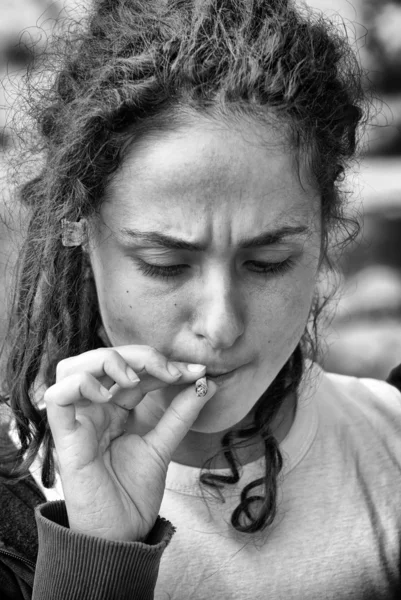 Retrato dramático do tabagismo na adolescência — Fotografia de Stock