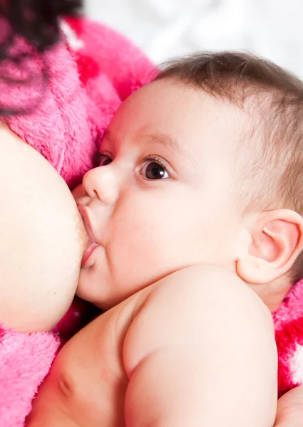 Moeder borstvoeding haar zuigeling — Stockfoto