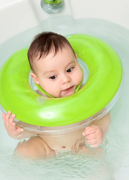 Den känslomässiga förtjusande barn badar — Stockfoto