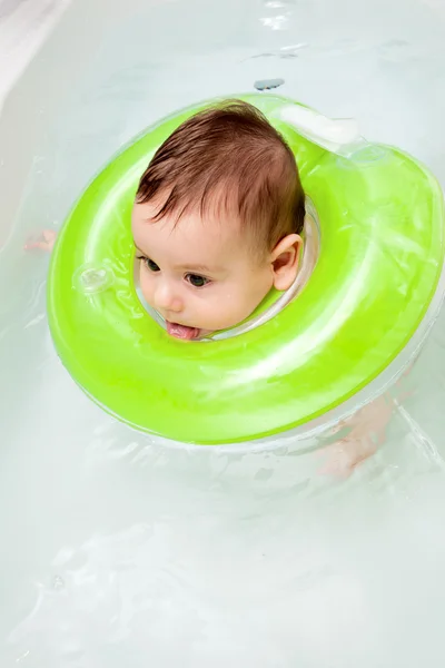 Эмоциональный восхитительный ребенок принимает ванну — стоковое фото