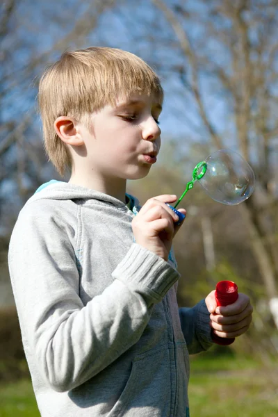 Jongen met zeepbellen — Stockfoto